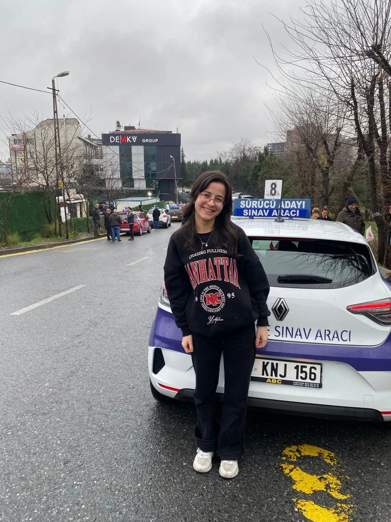 Küçükköy Bilginler Sürücü Kursu sitesindeki özgün eğitim görseli